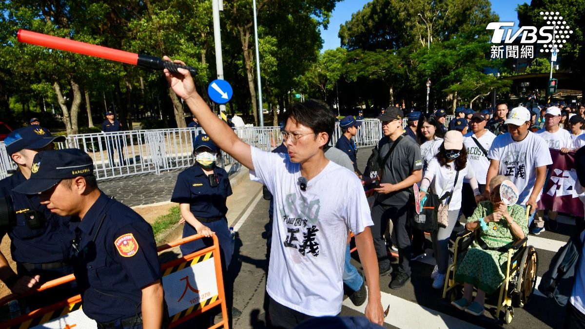 上街與警爆衝突！黃國昌嗆賴清德出來面對　群眾狂罵「臭俗仔」