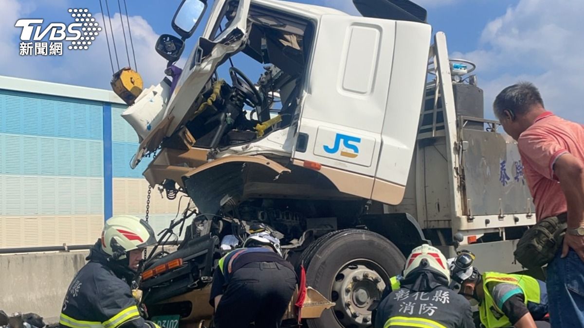 快訊／台61線大貨車追撞曳引車　男駕駛受困、現場塞爆