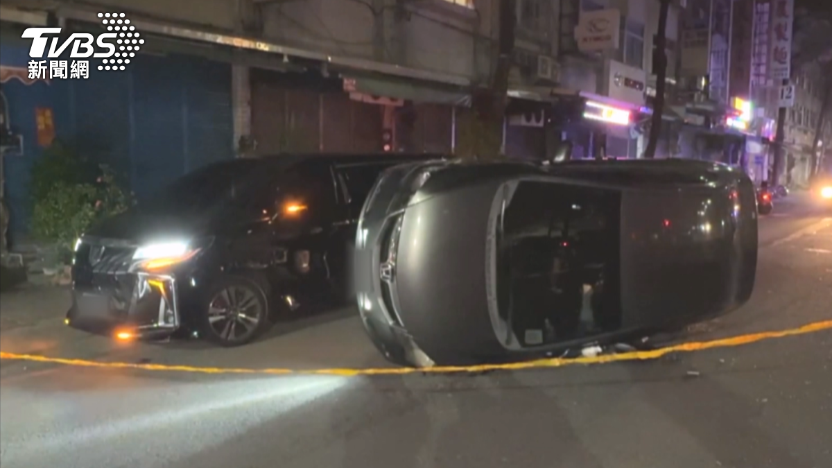 開車載嫩嬰撞違停車翻覆　父竟是通緝犯　哭喊「想抱兒」