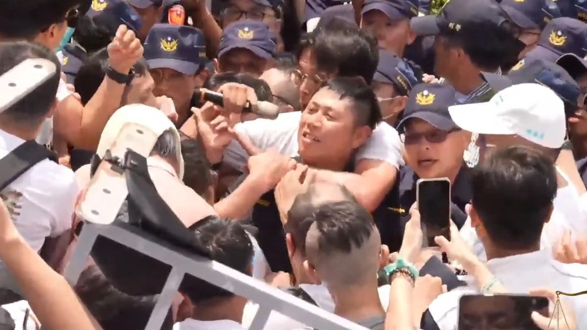 黃國昌疑「勒警脖子」惹議！當事員警回應：不認為他有惡意