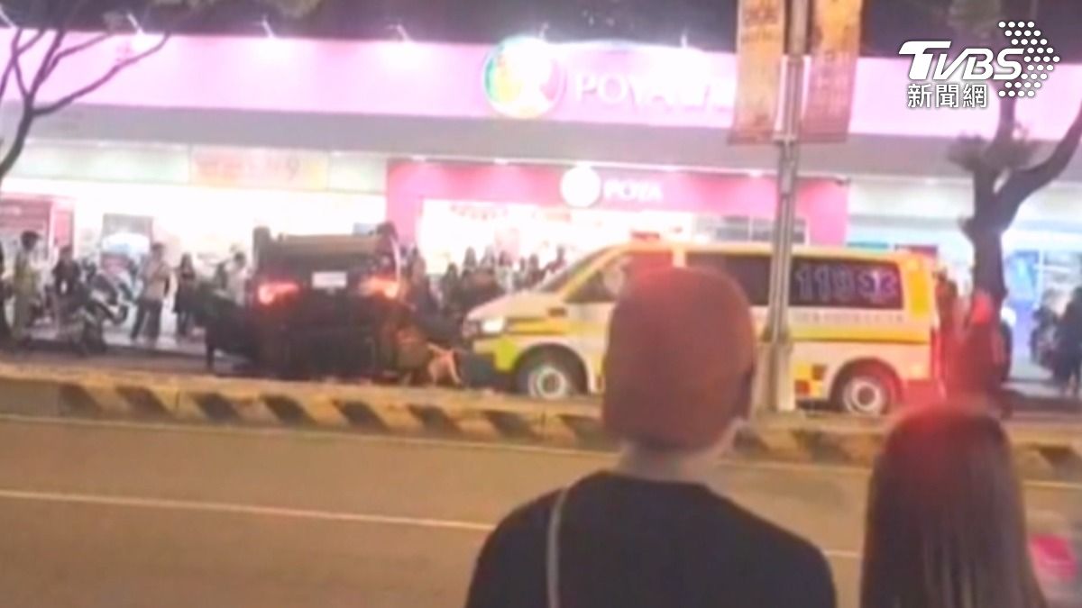 駕駛突癲癇自撞路樹車滾3圈翻肚　一家三口全掛彩