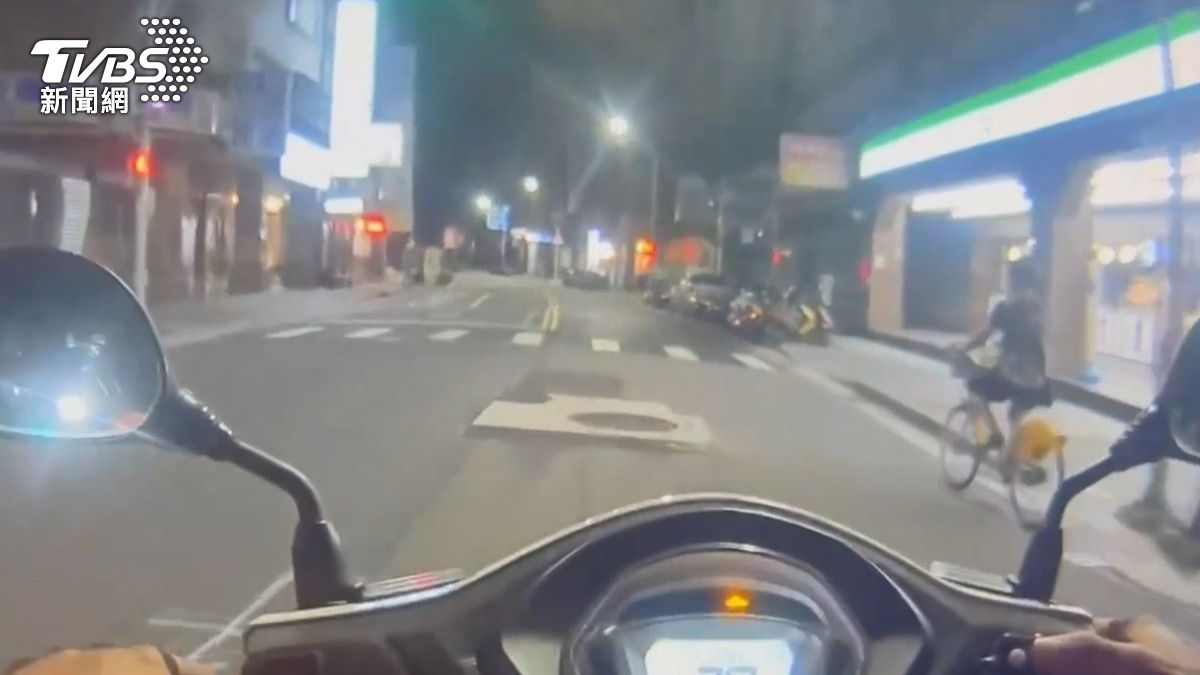 新北單車男酒駕闖紅燈嗆警「你是法律嗎」　下秒慘遭打臉開單