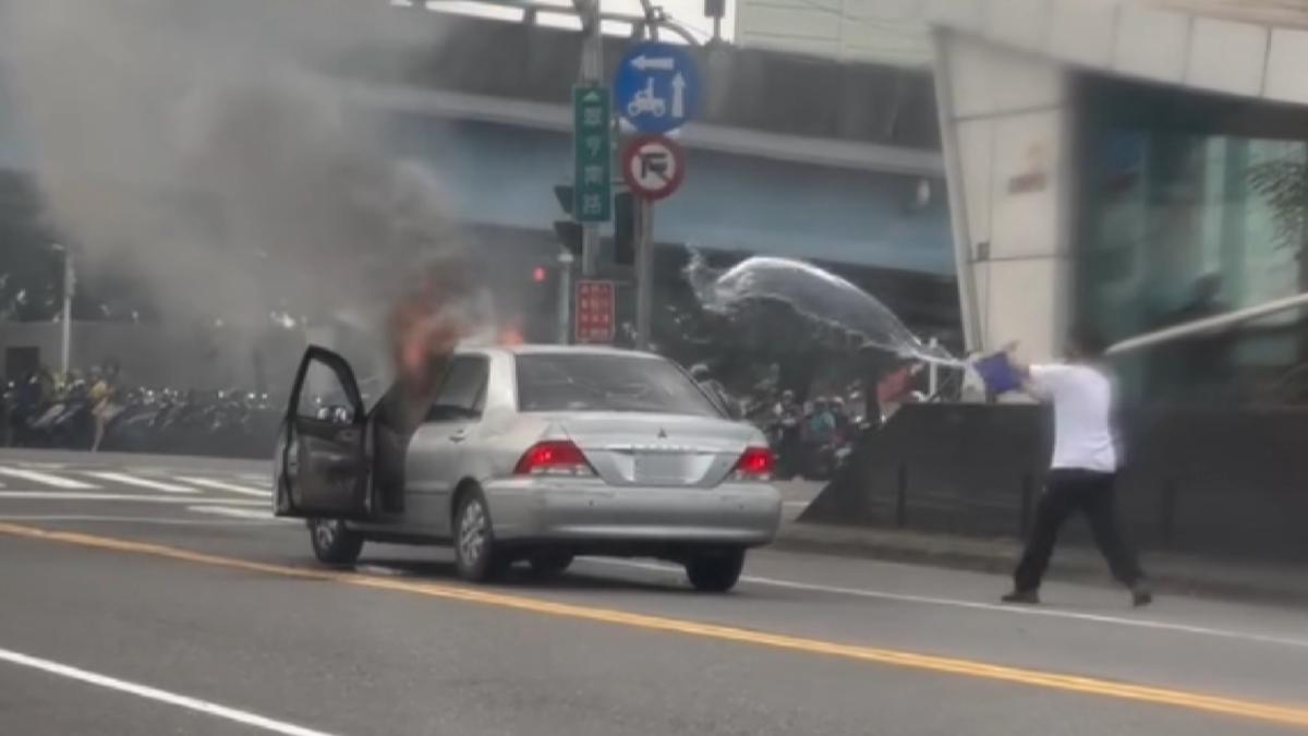車上「音響起火」！　駕駛驚險逃出「火燒車」　嘆：剛驗車