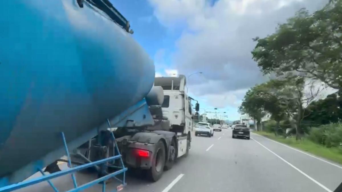 聯結車瘋狂大蛇行！強逼車跨越雙白線　最高恐罰3萬6千元