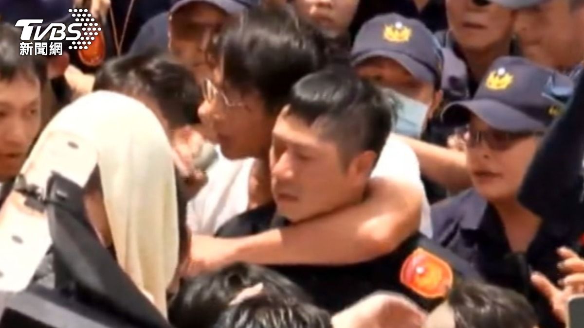 勒警畫面瘋傳　黃國昌駁斥：勒脖還會笑？