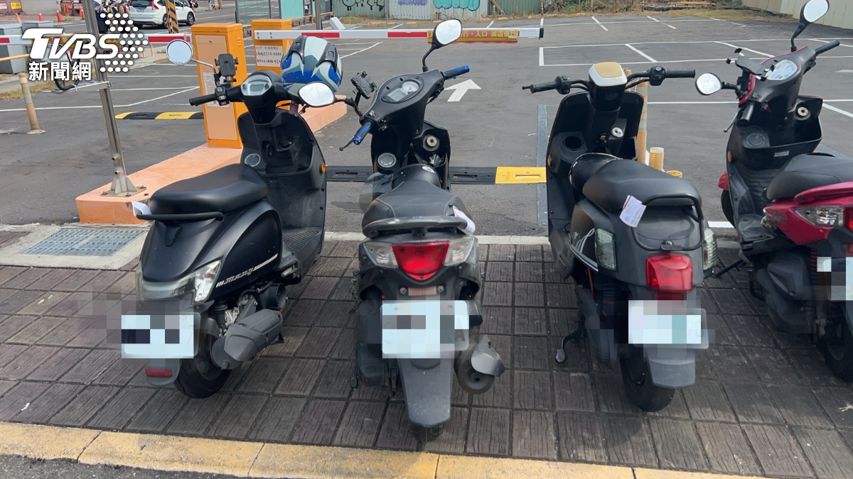 台中交通亂象！她付費想進停車場　入口全被違停機車擋住