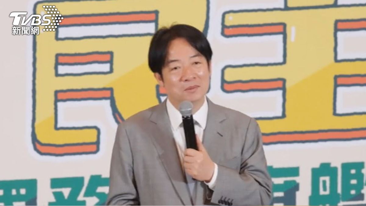 搶青年票！　綠圖卡開箱開學禮　秀總統「大學照」