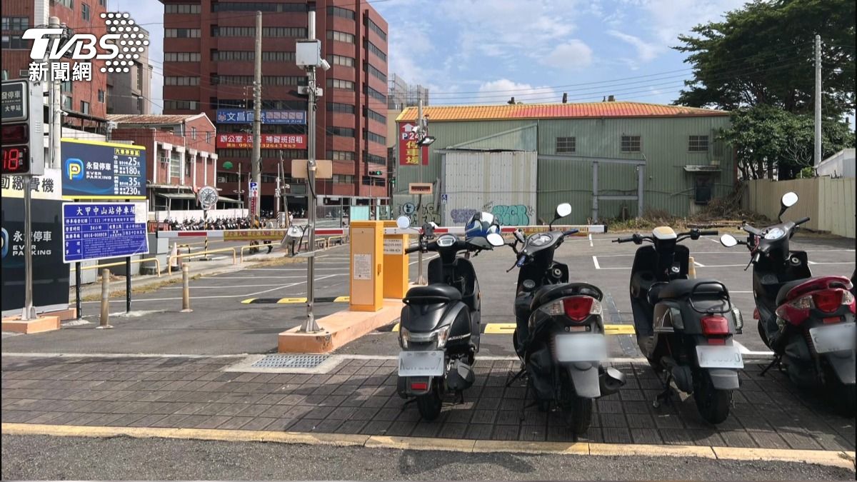 停車場遭違停車「堵死入口」！暑假末日警方拖吊15輛　距分局僅50公尺