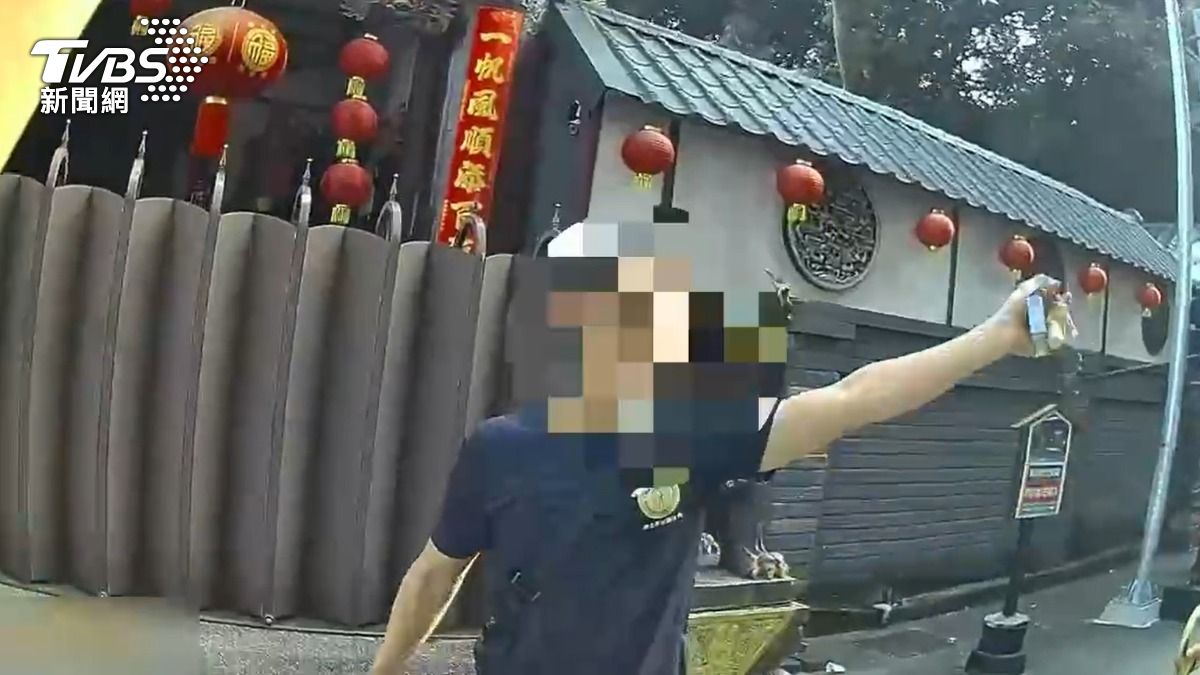 突詭慢跑想偷溜　扭打掙脫還持帽作勢K警　遭警壓制上銬