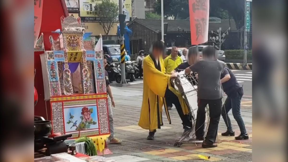 普渡用「紙紮屋」踩扁再燒！　民俗專家怒批：侮辱好兄弟