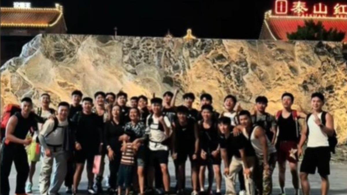 新行業！中國2女砸13萬找24名鮮肉陪爬山　提包陪聊還背兒童