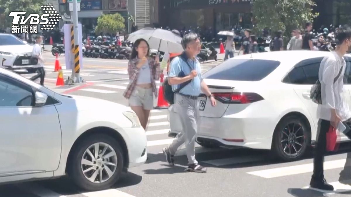 新百貨試營運首遇假日！場外機車違停嚴重　店家出招自保