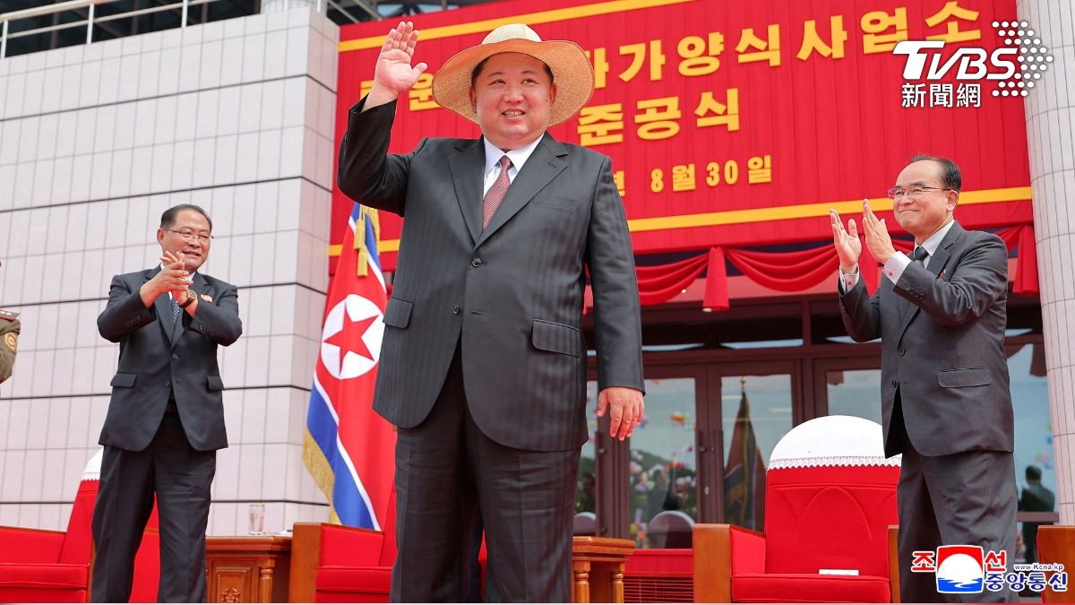 赴陸閱兵前動作多！金正恩視察飛彈生產線與農場　草帽造型吸睛