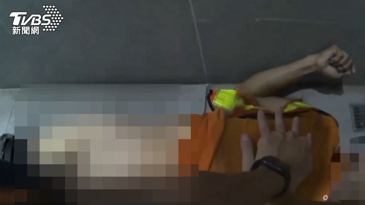 敲門無反應！超商廁所6旬翁倒地　警CPR八分鐘搶命
