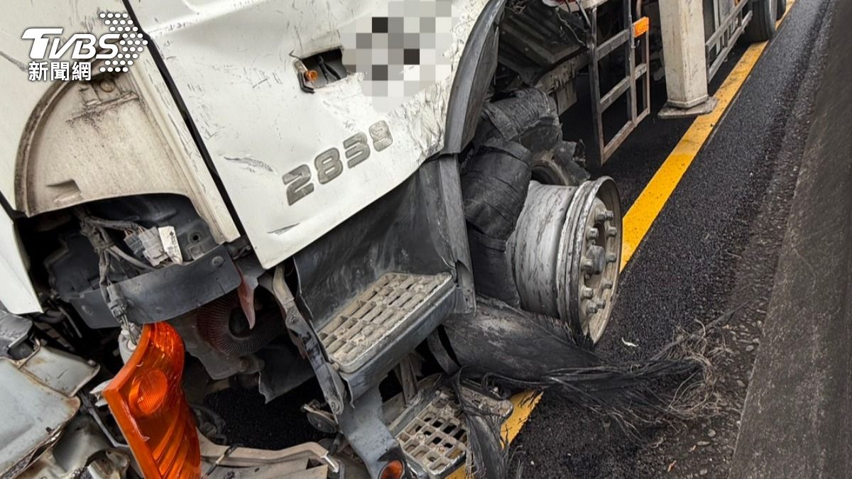 大貨車左前輪突然爆胎導致車輛失控。（圖／TVBS）