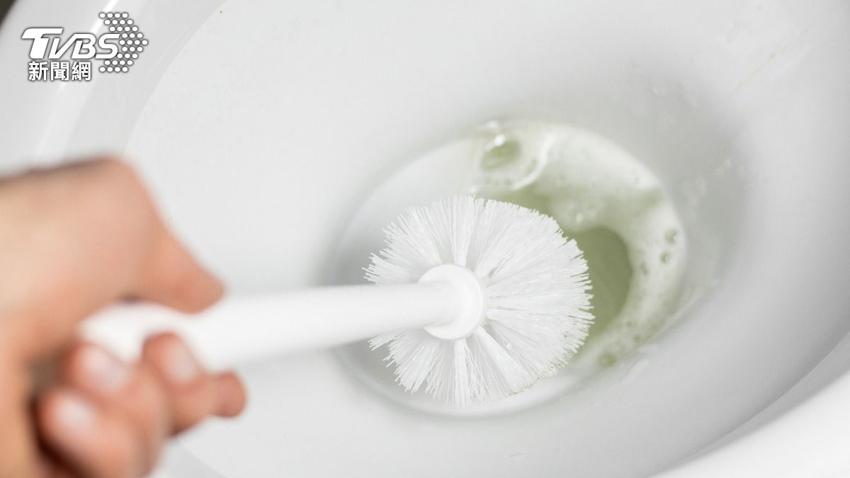 頑強尿垢清不掉「水變混濁」！婆媽激推1神物：黑馬桶秒變白