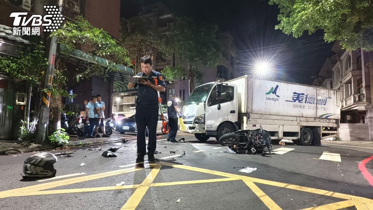 車體嚴重變形！五股凌晨機車大貨車猛撞　19歲騎士送醫不治