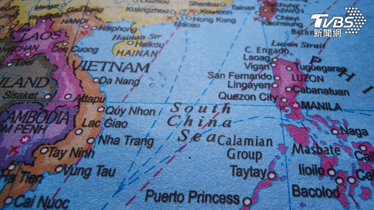 China installs oil rigs near Taiwan (Shutterstock) Oil rigs positioned 30 miles from Taiwan’s Pratas Islands