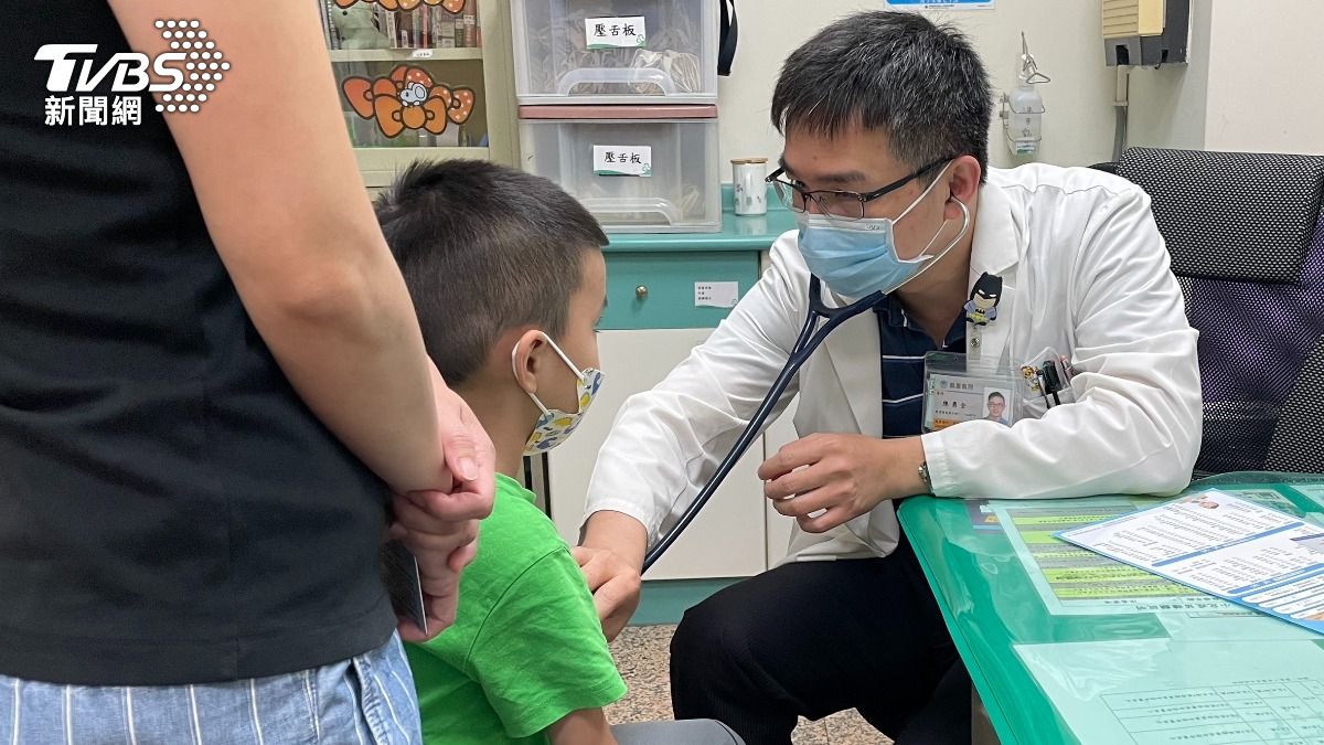 開學季兒童感冒燒不停　醫揭腸病毒D68型：假感冒真威脅