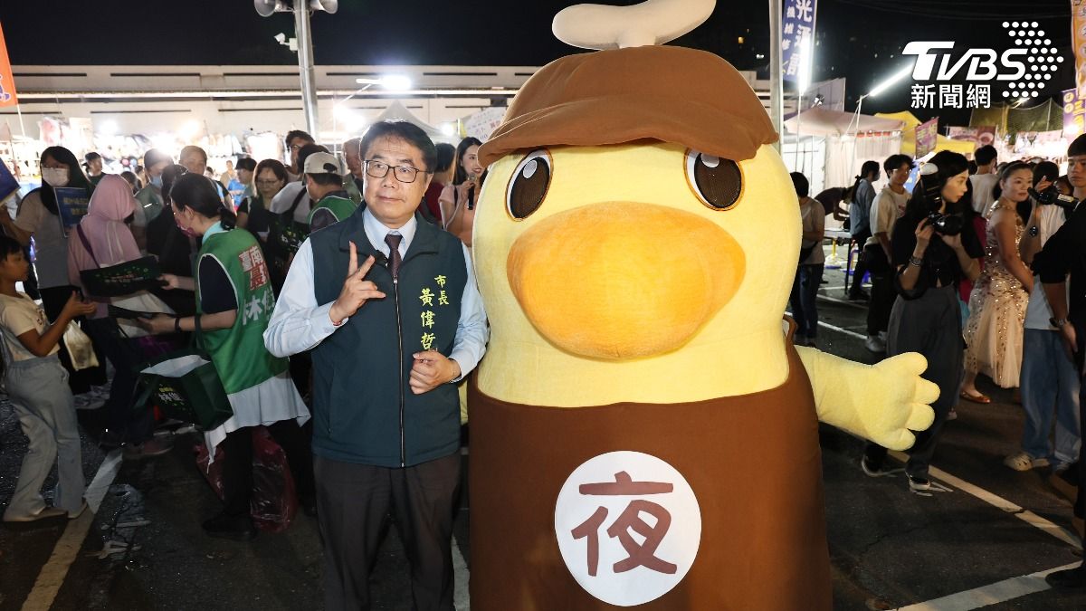 台南「夜奇鴨」超夯！快閃夜市互動發券　人潮爆滿