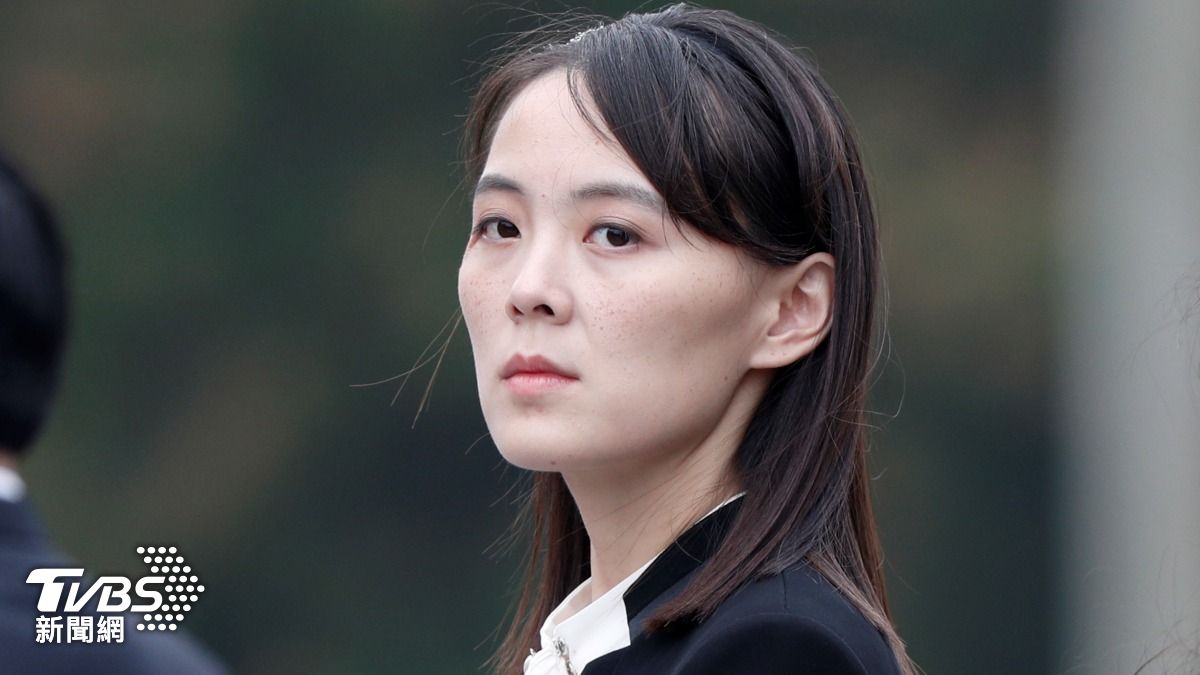 不只金主愛來北京！金正恩胞妹金與正白衣紫外套　現身閱兵午餐會