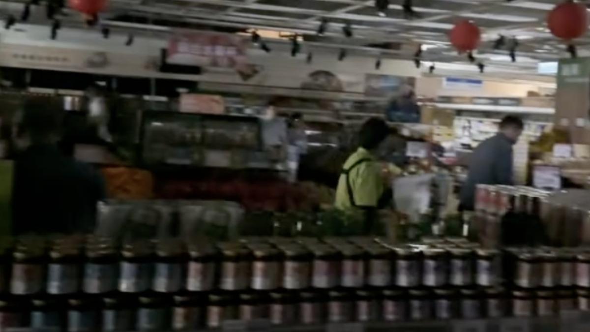 桂林家樂福突大停電「整間店全暗」民眾摸黑吃飯　台電曝原因