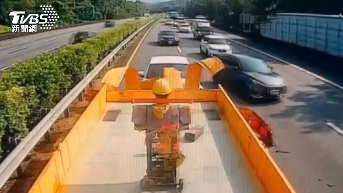 2百萬電動休旅國道「狠撞」緩撞車爆開　駕駛：沒開輔助駕駛