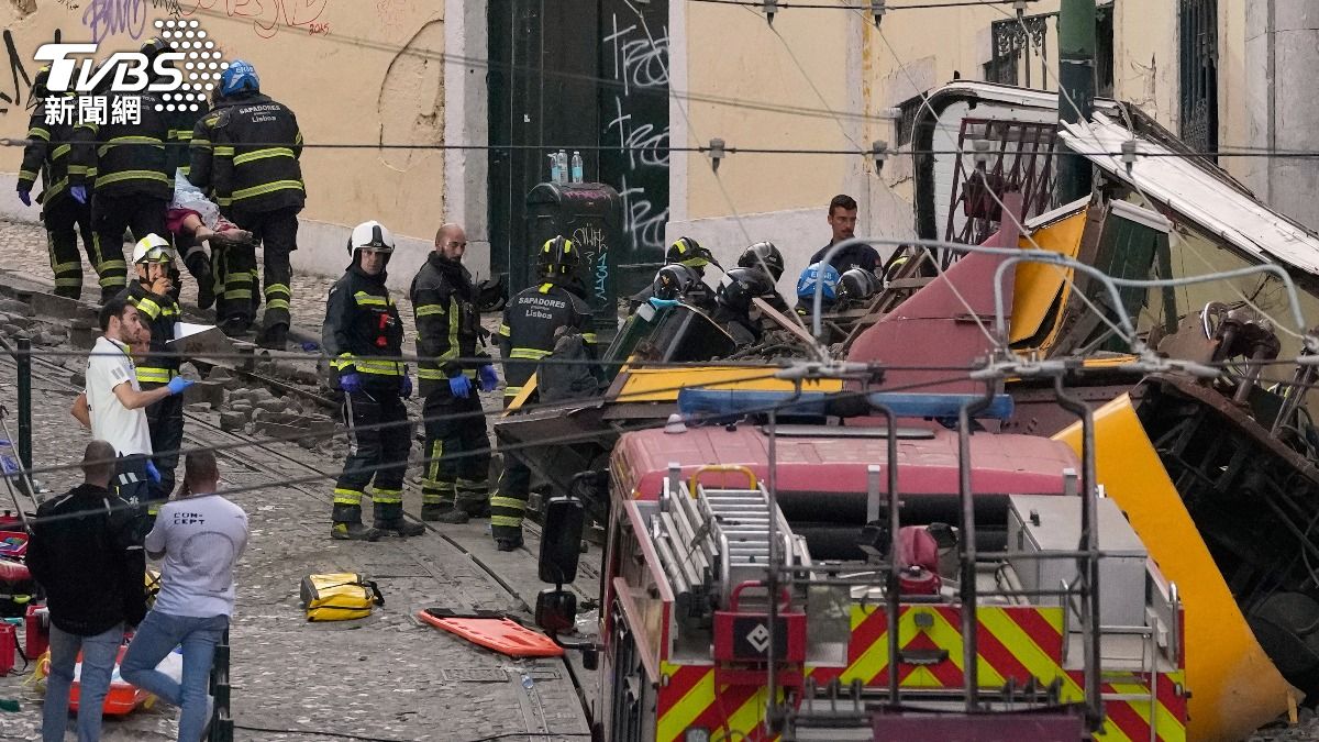 超載？維護不良？　葡萄牙地標纜車脫軌滾下山坡　15死18傷