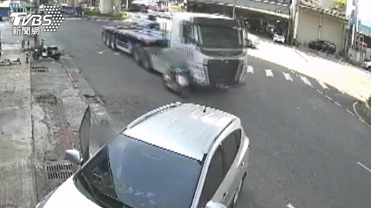 驚險！78歲女騎士為閃路邊違停車輛　遭大貨車擦撞險捲車底