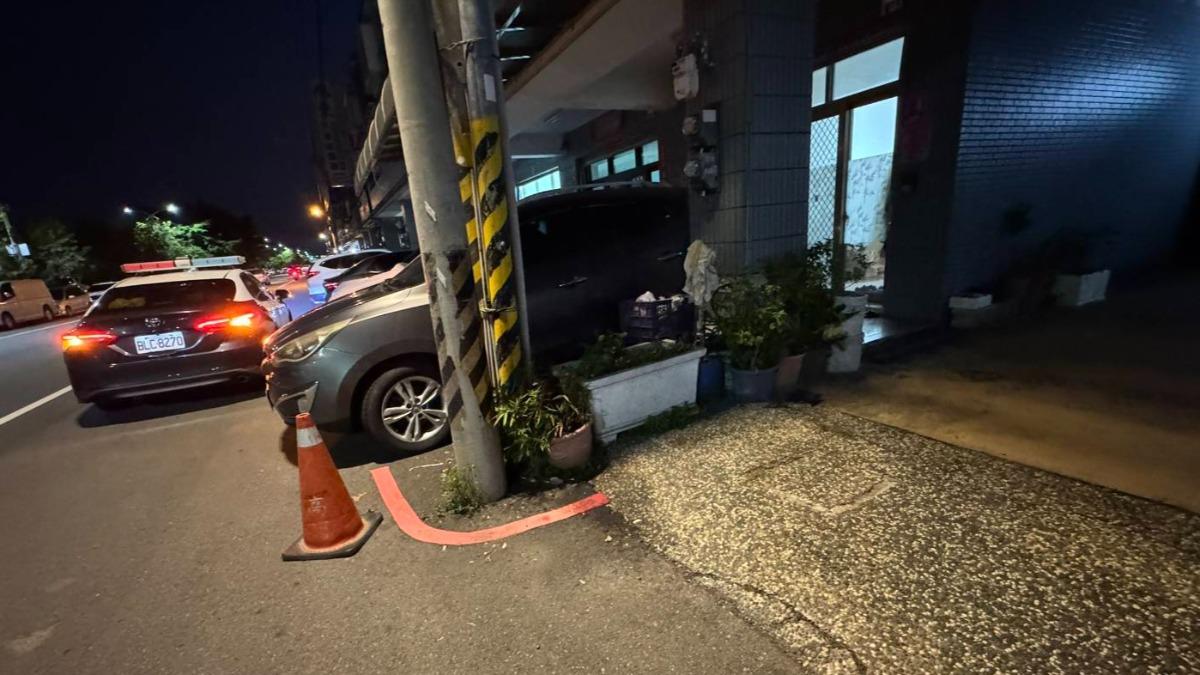 台中市大里區街頭出現超短紅線。（圖／民眾黨台中市議員江河樹提供）