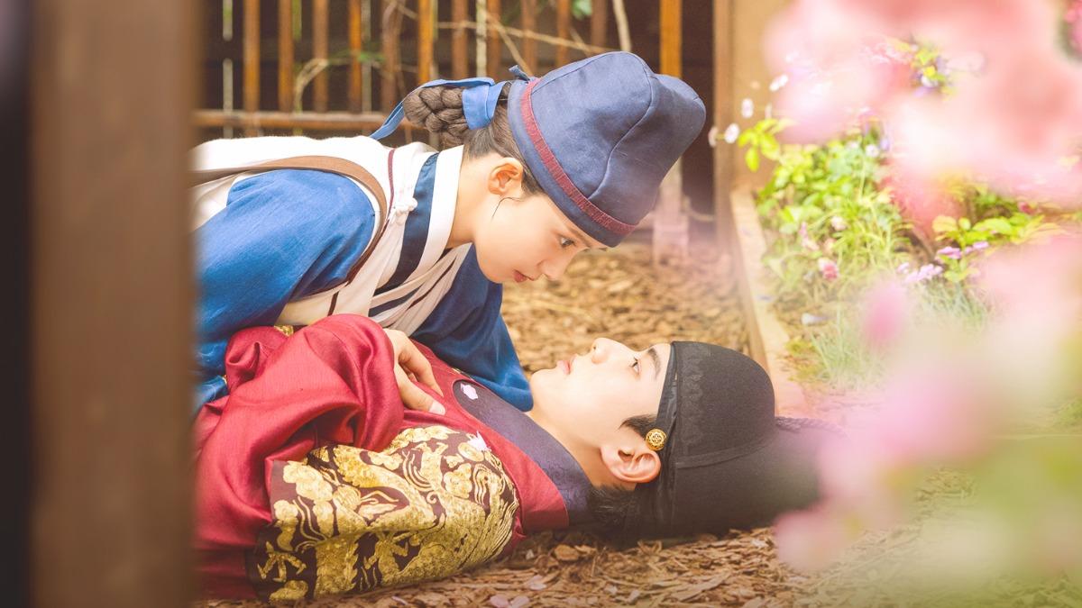 《暴君的廚師》釋出新海報，親密互動讓人看得臉紅。（圖／Netflix提供）