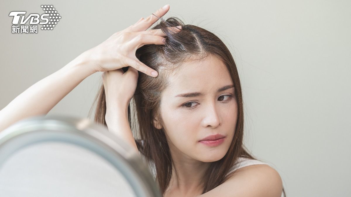 不斷掉髮已經成為不少人心中的隱形焦慮。（示意圖／shutterstock達志影像） 