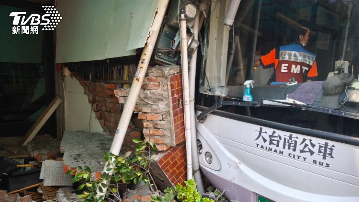 台南公車爆衝撞碎紅牆、斷消防栓　路口「噴3米水柱」淹成泳池
