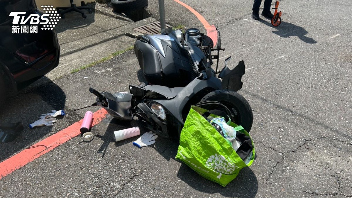 有片／恐怖瞬間曝！苗栗小貨車巷口撞機車　女騎士昏迷