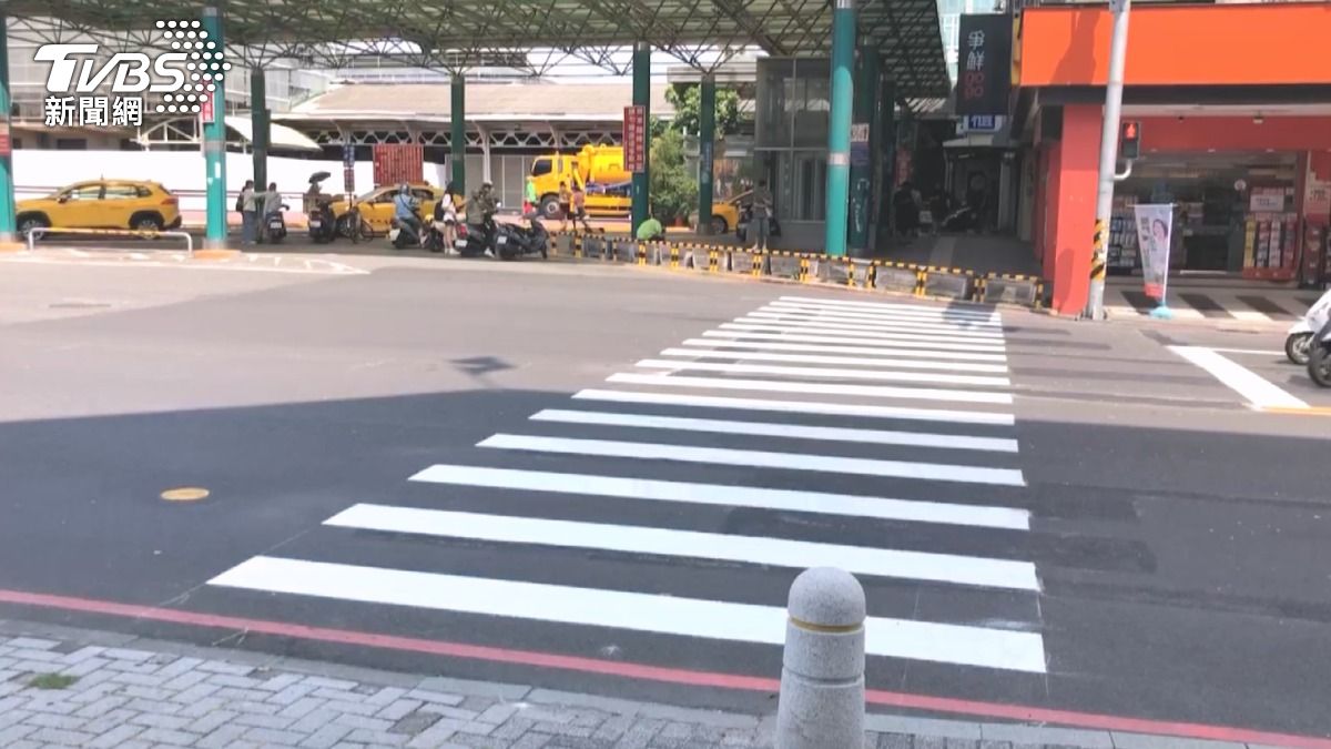 行人怎走？　台南火車站新設斑馬線　「花圃欄杆」擋整排