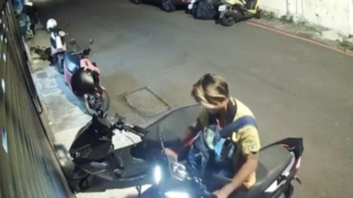 停家門口沒拔鑰匙！機車失竊還被「推進水溝」　赴德交換生護照遺失