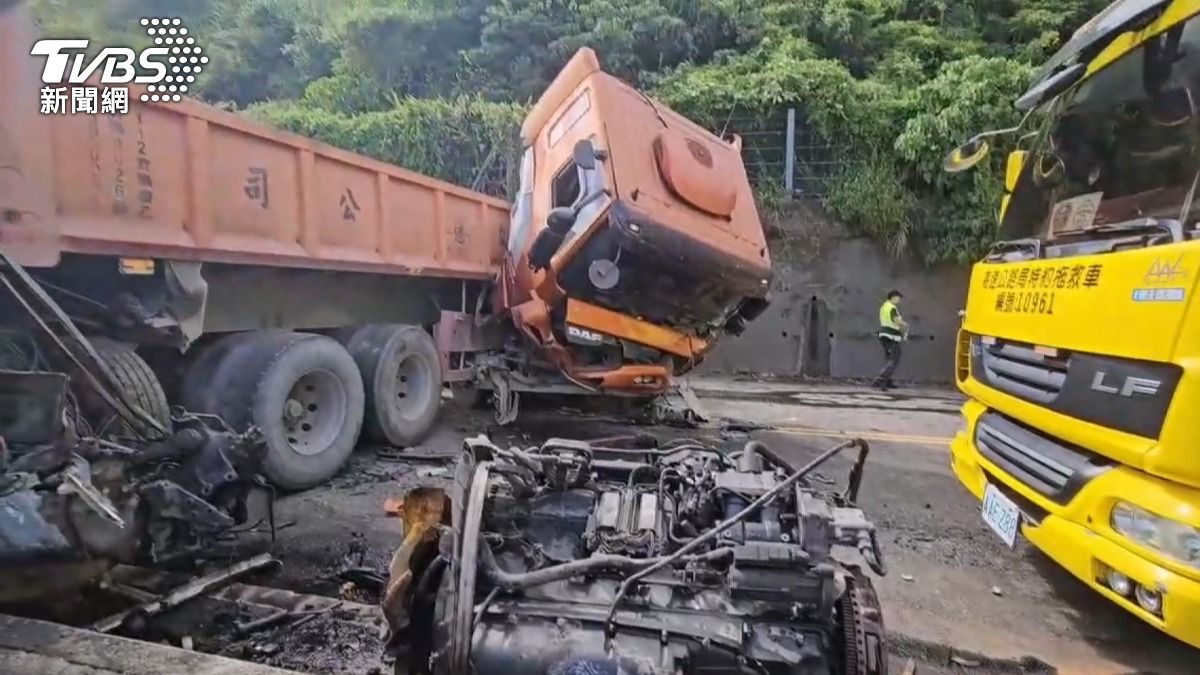 貢寮砂石車折成90度！雙向車道癱瘓　大塞7km長