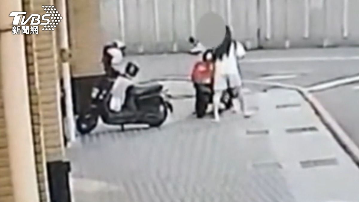 外送員街頭暴走！　餐點亂丟　騎車怒撞客人