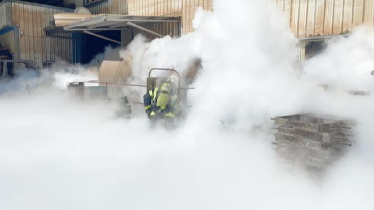 工廠二氧化碳洩漏！老闆遭乾冰凍結「黏儲存槽上」　急噴水解凍