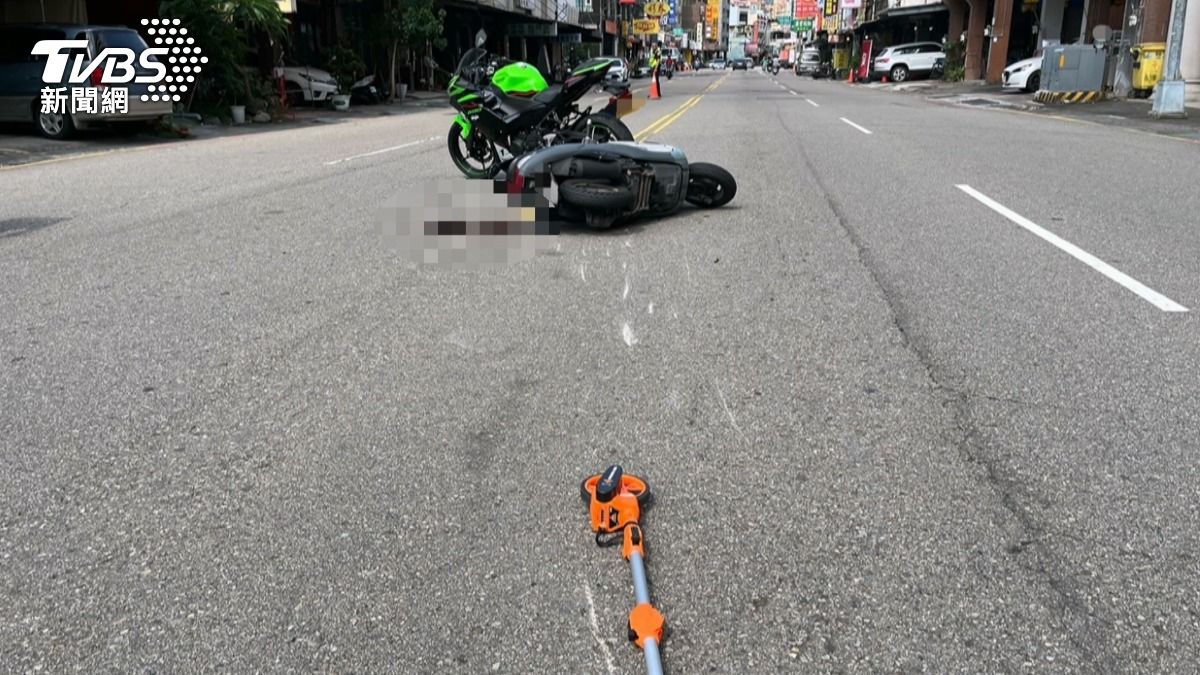台中北屯驚悚車禍！黃牌重機從水族館駛出　他慘撞上「右手三指斷」
