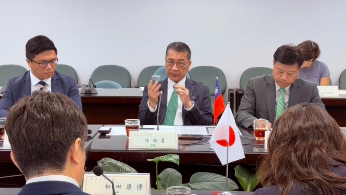 民進黨秘書長徐國勇（中）接見東京大學「兩岸關係研究小組」。（圖／民進黨提供）