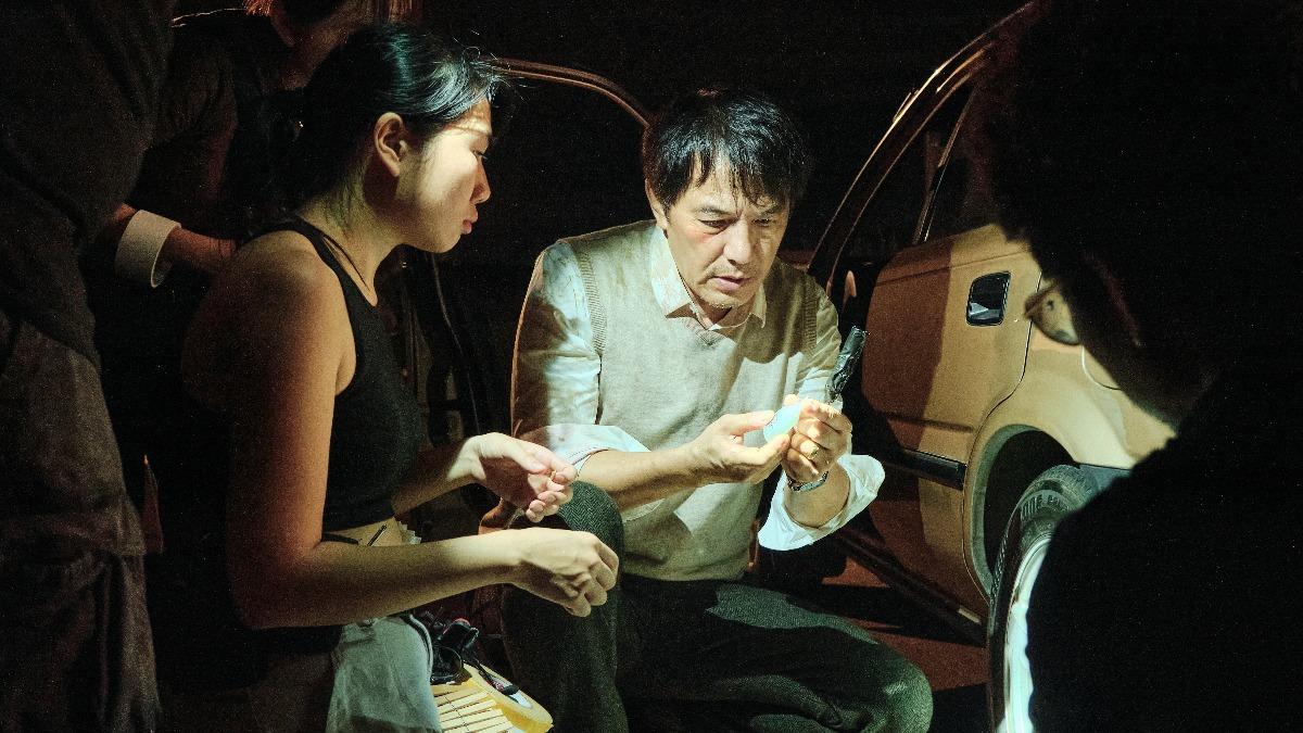 戴立忍捲起袖子幫助工作人員。（圖／公視台語台提供）