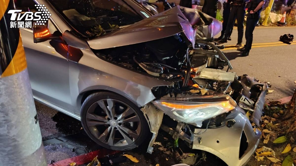 花蓮男急甩女友下秒自撞，整車撞爛。（圖／TVBS）