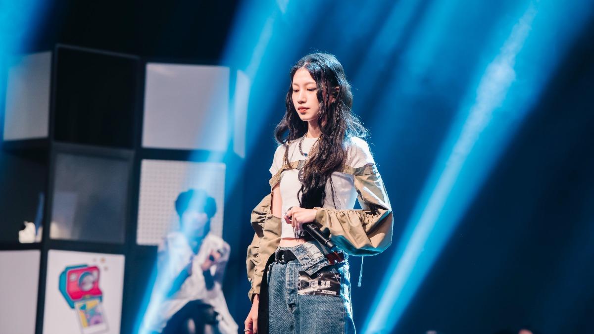 顧穎聽媽媽告白，紅了眼眶。（圖／踢帕娛樂提供）