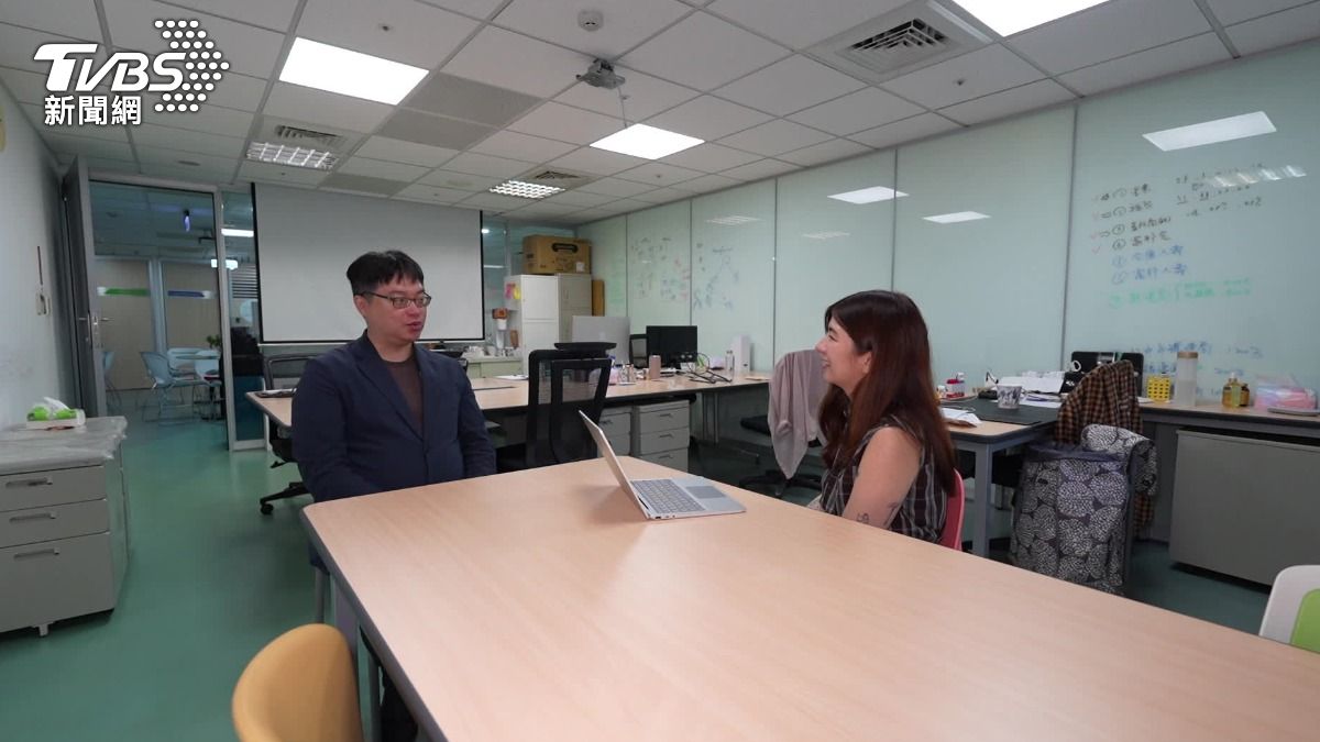 資深主管vs.菜鳥員工，對話成跨世代衝突。（圖／TVBS） 