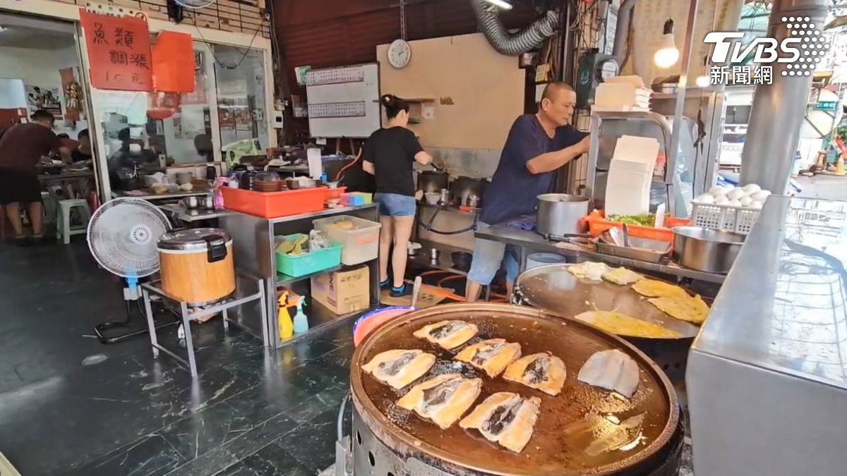 客人在趕!老闆「邊跳舞邊炒飯」 動作大到飯快掉光│TVBS新聞網