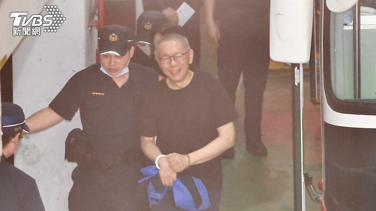 Ko’s bail secured with NT$70 million, released on bail