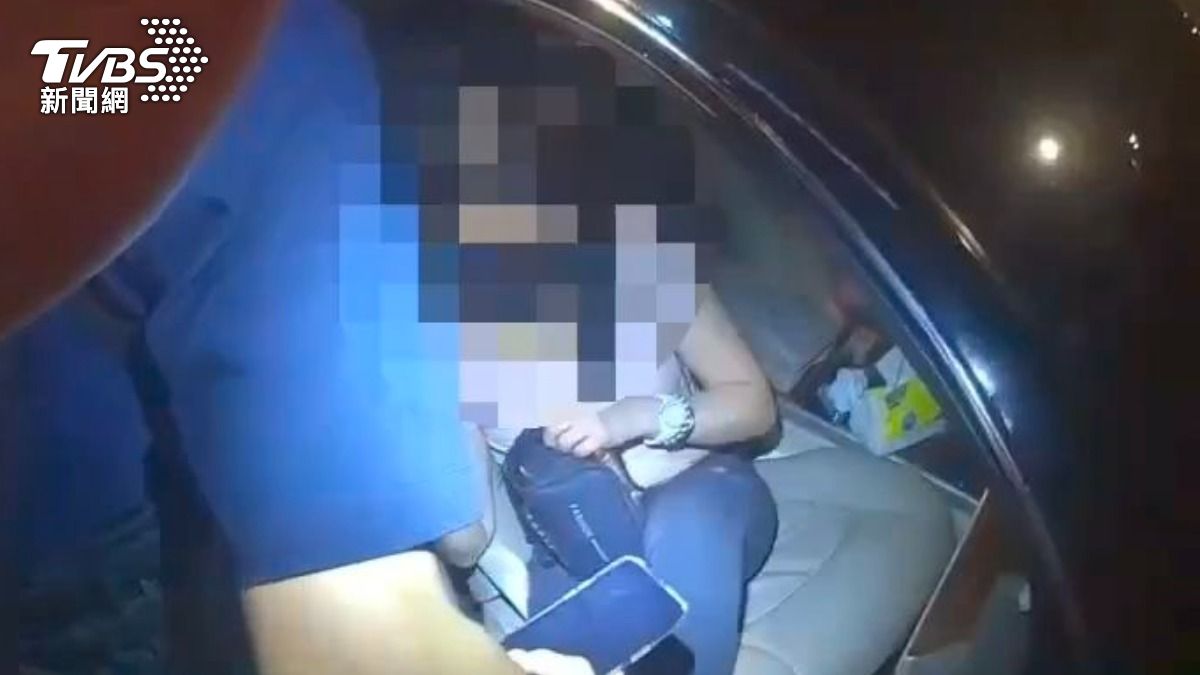 副駕駛座44歲的陳姓女子神情閃爍、對問話避而不答，員警進一步查證赫見她身背「四條通緝」。（圖／TVBS）