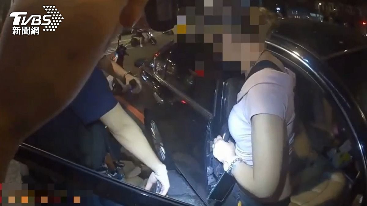 未繫安全帶曝光身分！　男友不知女友揹「4條通緝」