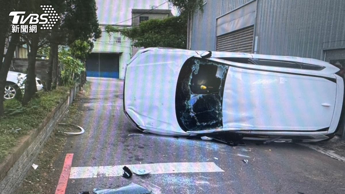 閃不及！中壢小客車自撞矮牆嚴重側翻　擋風玻璃全碎